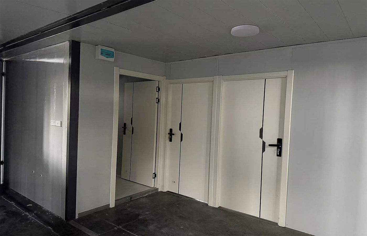 পিচ করা ছাদ এবং টেরেস সহ 30 ফুট কাস্টমাইজড প্রসারণযোগ্য ধারক পিচ করা ছাদ এবং টেরেস সহ 30 ফুট কাস্টমাইজড প্রসারণযোগ্য ধারক